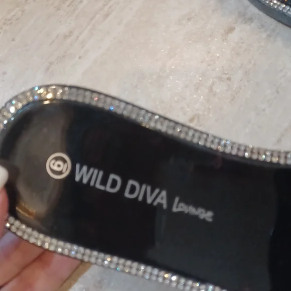 Stunning Wild Diva Lounge Studded Rhinestone Slides - Picture 2 of 10